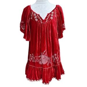 Sundance Women’s Red Velvet Embroidered Peasant Top. Size Medium